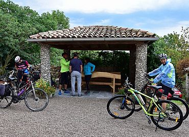 Ako slucajno pocne padati, neka na meni i kisne jakne Ako slucajno pocne padati, neka na meni i kisne jakne