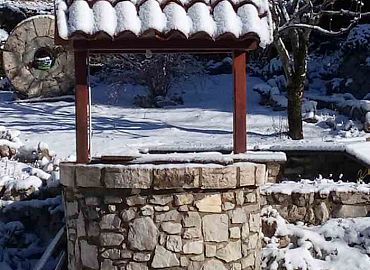 Bunar u snježnom zagrljaju Bunar u snježnom zagrljaju