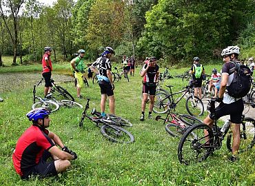 Dosadilo mi sjediti na biciklu, pa sam sjeo na travu Dosadilo mi sjediti na biciklu, pa sam sjeo na travu