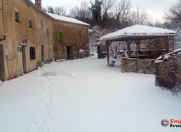 Netaknuti snijeg ispred kuće Netaknuti snijeg ispred kuće