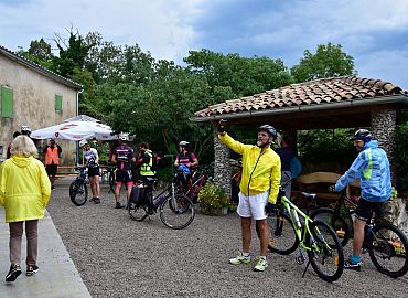 Par fotki za uspomenu ispred bikeandbed smještaja Ivančić