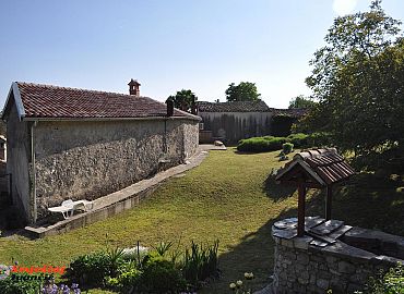 Pogled na kuću od strane vrta Pogled na kuću od strane vrta