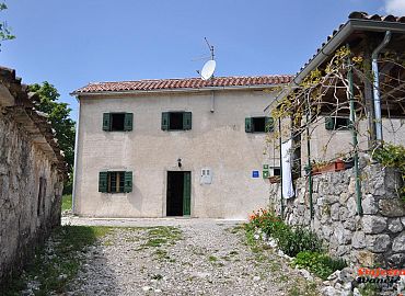 Pogled na kuću s istočne strane Pogled na kuću s istočne strane