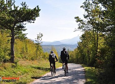 Pogled zbog kojeg se isplati doći u Istru, na Ćićariju. Pogled zbog kojeg se isplati doći u Istru, na Ćićariju.