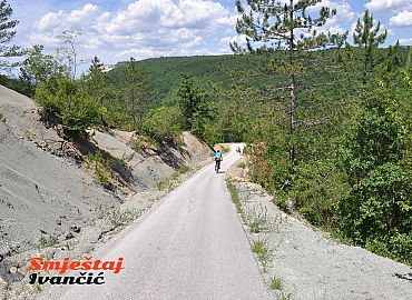 Spuštanje biciklom u Kotle od mjesta Pašutići Spuštanje biciklom u Kotle od mjesta Pašutići
