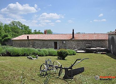 Pogled na ljepotu tradicionalne istarske kuće Pogled na ljepotu tradicionalne istarske kuće