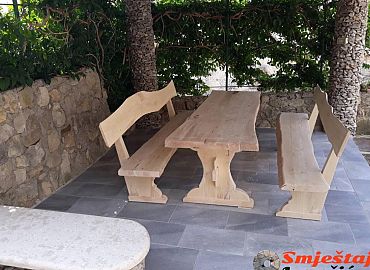 Sjenica s drvenim klupama Sjenica s drvenim klupama