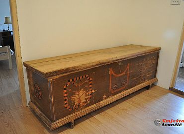 Starinska drvena škrinja Starinska drvena škrinja