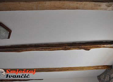 Strop i stare drvene grede Strop i stare drvene grede